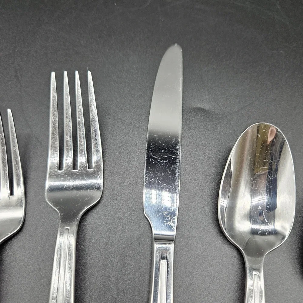 Oneida CIRCUIT 5pc Place Setting Stainless Flatware Pierced Glossy Satin Vietnam